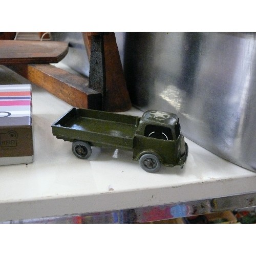 247 - A DIECAST DROPSIDE TRUCK IN AMERICAN ARMY LIVERY BY SEPTOY CIRCA 1939 IN GOOD CONDITION FOR ITS AGE