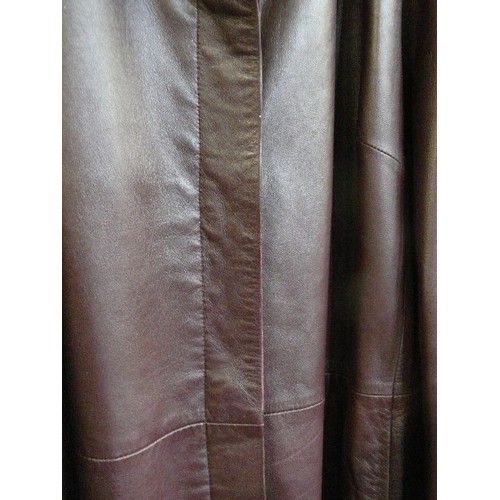 250 - A GOOD QUALITY LADIES LEATHER COAT BY TORUS SIZE 22