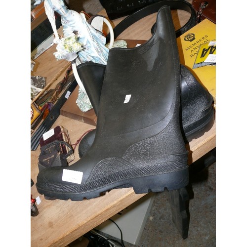 275 - A PAIR OF MENS DUNLOP WELLIES SIZE 11