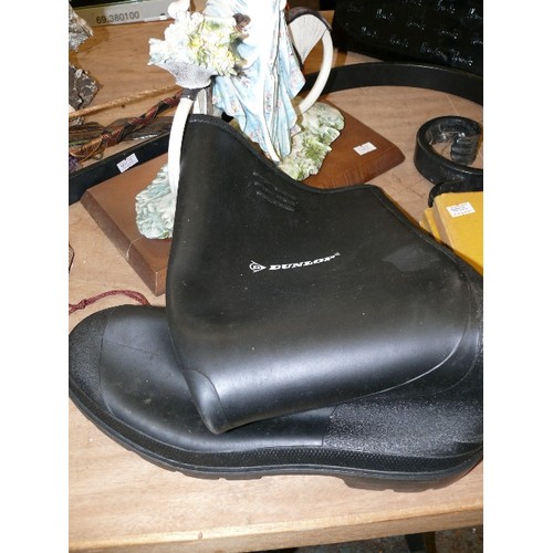 275 - A PAIR OF MENS DUNLOP WELLIES SIZE 11