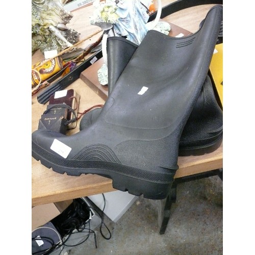 275 - A PAIR OF MENS DUNLOP WELLIES SIZE 11