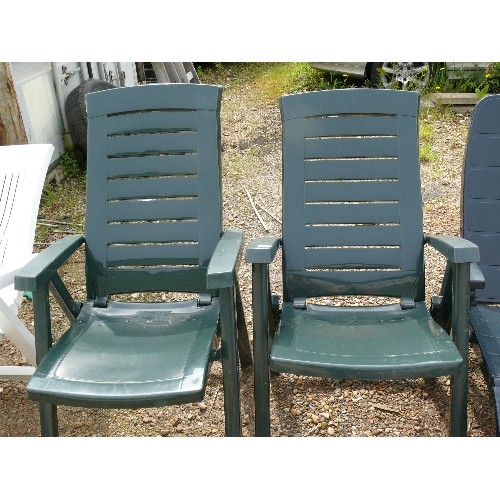 404 - 5 X good plastic garden chairs / recliners in white and forest green