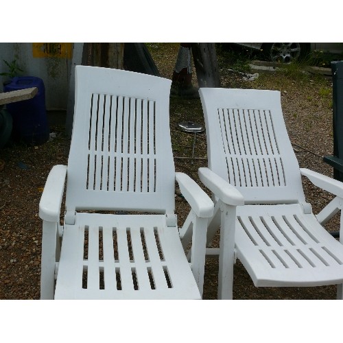 404 - 5 X good plastic garden chairs / recliners in white and forest green