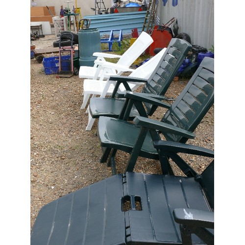 404 - 5 X good plastic garden chairs / recliners in white and forest green