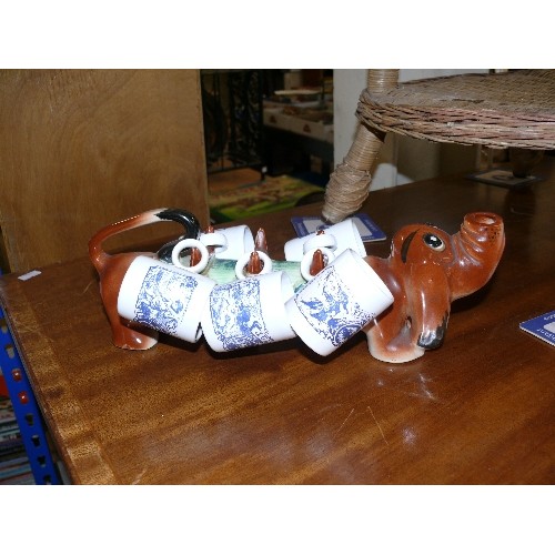 424 - MID CENTURY POTTERY DACHSHUND CARRYING 5 MINIATURE MUGS