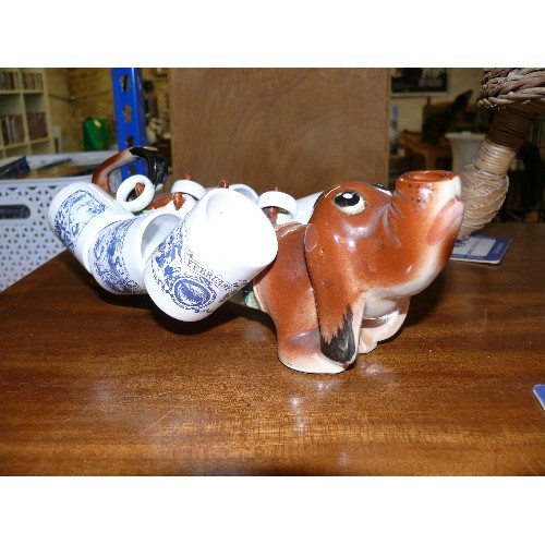 424 - MID CENTURY POTTERY DACHSHUND CARRYING 5 MINIATURE MUGS