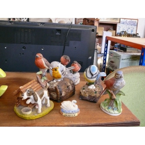 434 - CERAMIC BIRD ORNAMENTS AND A SPRINGER SPANIEL BY 