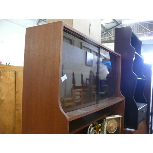 485 - 20TH CENTURY WALL UNIT WITH SLIDING GLASS DOORS TO TOP SECTION