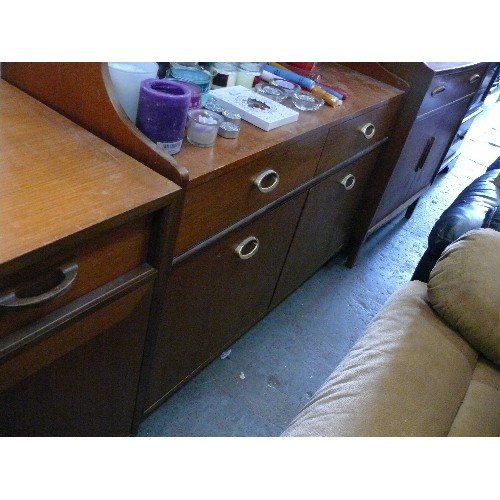 485 - 20TH CENTURY WALL UNIT WITH SLIDING GLASS DOORS TO TOP SECTION