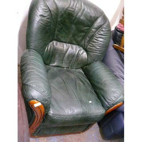 552 - VERY COMFORTABLE FOREST GREEN LEATHER MANUAL RECLINER CHAIR