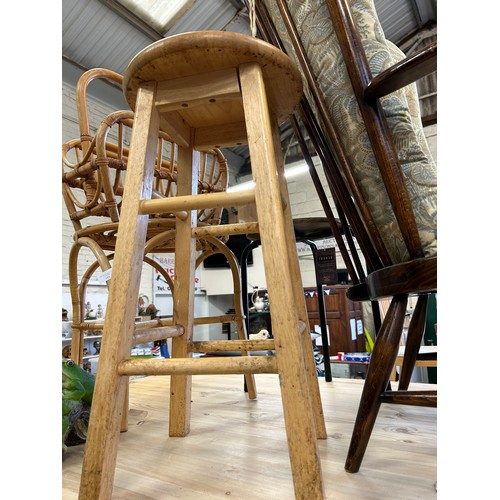 558 - KITCHEN STOOL IN BEECH AND ANOTHER STOOL WITH METAL LEGS