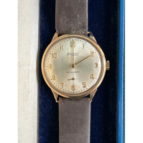 59D - A 1950's vintage 9ct Gold Gent's Accurist watch, working.