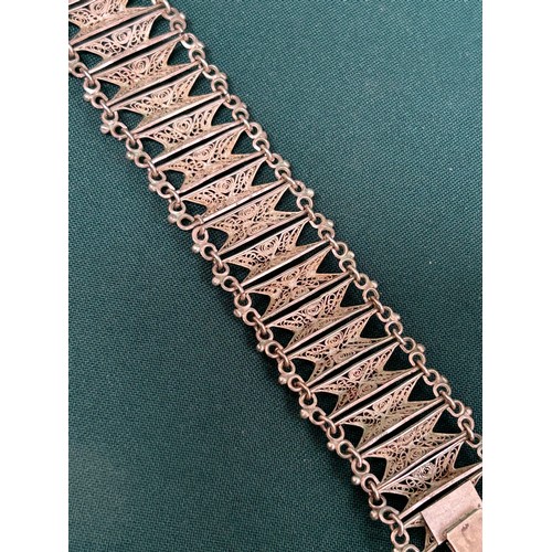 73C - A vintage fine silver filigree continental bracelet in 800 silver
