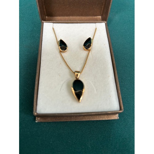 73B - A beautiful 9ct gold and black jet stone teardrop necklace and earring set with box weight 6.06gr