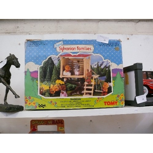 90 - A SELECTION OF VINTAGE SYLVANIAN FAMILIES FIGURES AND FURNITURE IN A SYLVANIAN FAMILIES BOX