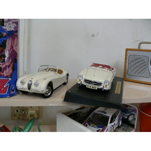 84 - A MAISTO MERCEDES BENZ 190 SL (1955) ON STAND AND A 1948 JAGUAR XK-120 BOTH 1/18 SCALE