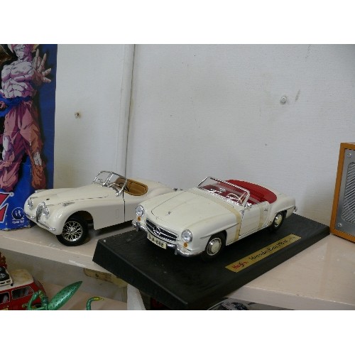 84 - A MAISTO MERCEDES BENZ 190 SL (1955) ON STAND AND A 1948 JAGUAR XK-120 BOTH 1/18 SCALE