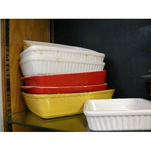 QUANTITY OF KITCHENWARE INCLUDING VINTAGE PUDDING BASINS, OVEN TO TABLE WARE, PYREX