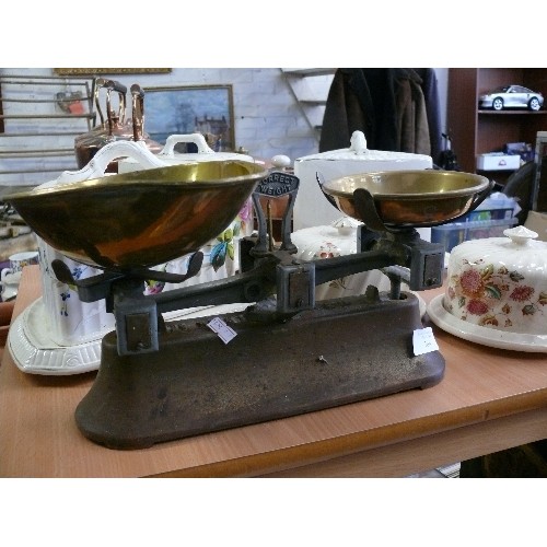 266 - A SET OF VINTAGE CAST IRON WEIGHING SCALES WITH BRASS PANS