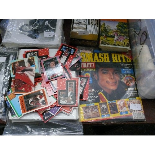 270 - A COLLECTION OF MICHAEL JACKSON TRADING CARDS AND SMASH HITS MAGAZINE WITH MICHAEL JACKSON ON THE CO... 