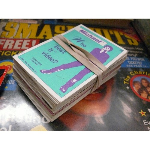 270 - A COLLECTION OF MICHAEL JACKSON TRADING CARDS AND SMASH HITS MAGAZINE WITH MICHAEL JACKSON ON THE CO... 