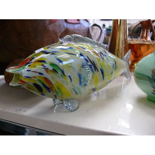 282 - A LARGE MURANO GLASS FISH AND A GREEN GLASS VASE