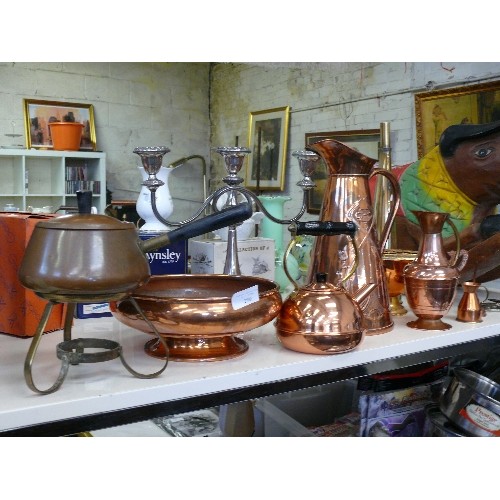 290 - A NICE SELECTION OF VINTAGE COPPER ITEMS TO INCLUDE TEAPOT, JUGS, FONDUE PAN ETC.