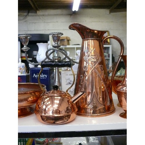 290 - A NICE SELECTION OF VINTAGE COPPER ITEMS TO INCLUDE TEAPOT, JUGS, FONDUE PAN ETC.