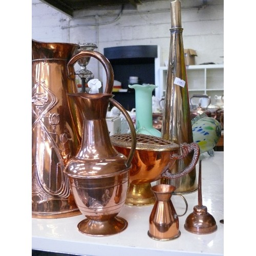 290 - A NICE SELECTION OF VINTAGE COPPER ITEMS TO INCLUDE TEAPOT, JUGS, FONDUE PAN ETC.