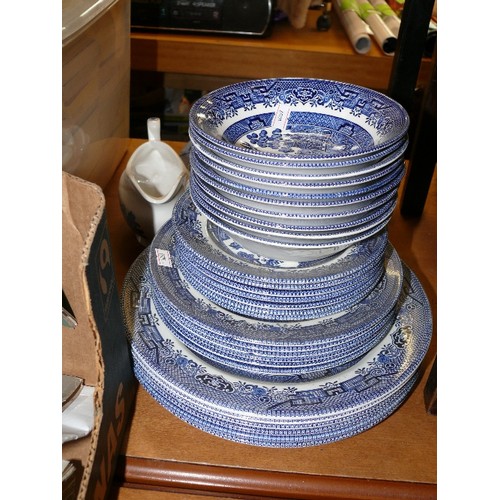 311 - A SELECTION OF BLUE AND WHITE WILLOW PATTERN CHINA