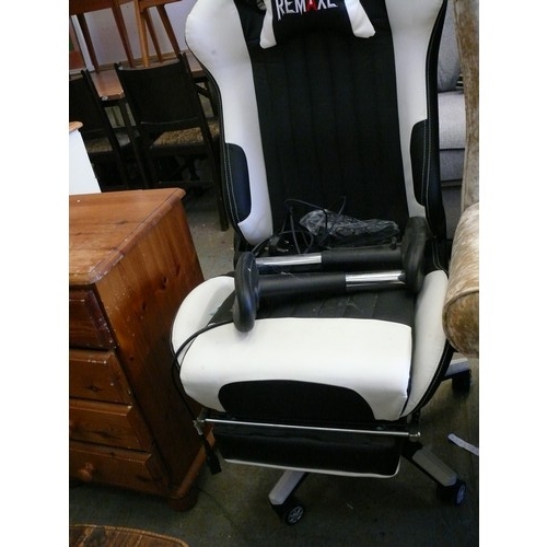 447 - A BLACK AND CREAM GAMING CHAIR BY REMAXE