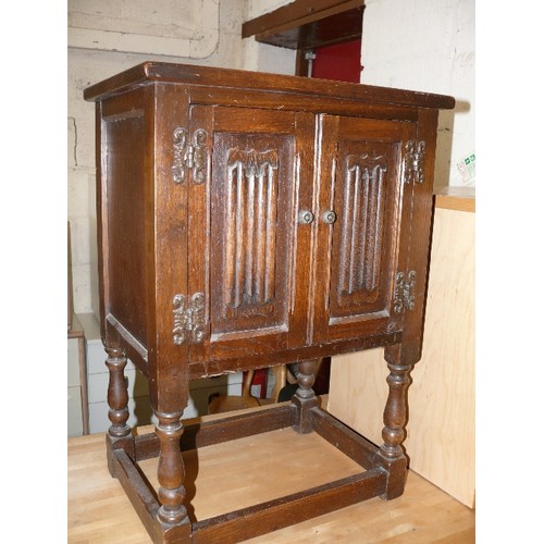 438 - A SMALL VINTAGE OAK 2 DOOR CUPBOARD