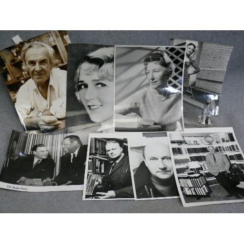 346 - A COLLECTION OF VINTAGE BACK & WHITE PRESS PHOTOS