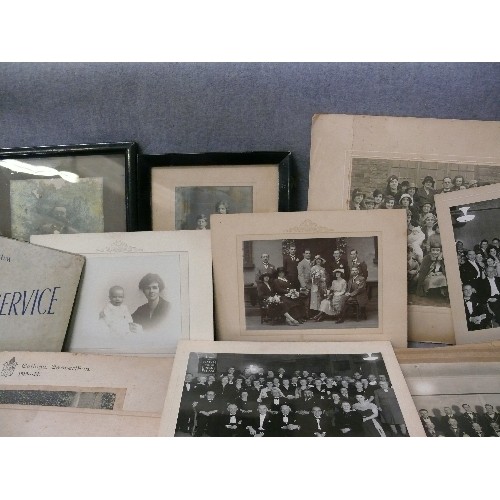 330 - A LARGE SELECTION OF VINTAGE AND ANTIQUE BLACK & WHITE PHOTOS PLUS A SENIOR SERVICE CIGARETTE ALBUM