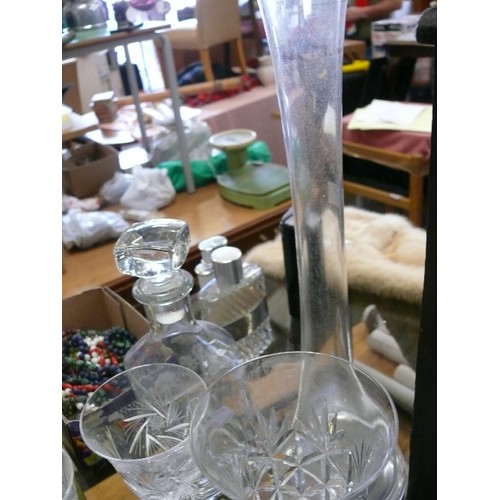 355 - A LARGE SELECTION OF CRYSTAL AND GLASSWARE TO INCLUDE WATERFORD