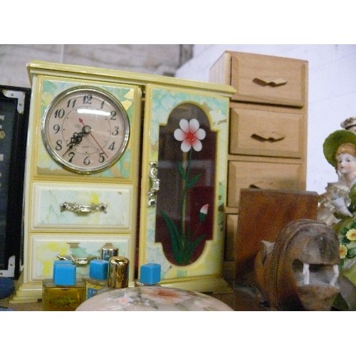 413 - A COLLECTION OF DECORATIVE ITEMS TO INCLUDE KNOT DISPLAY, WOODEN SHIPS WHEEL, CLOCK JEWELLERY BOX, W... 