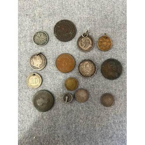 29 - INTERESTING LOT OF COINS AND COIN PENDANTS TO INCLUDE AN 1819 SILVER SHILLING, AFGHANISTAN 1 RUPEE, ... 