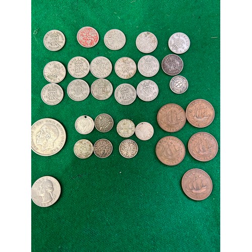 15 - COLLECTION OF BRITISH COINS INCLUDING SILVER THREEPENNY COINS 1915, 1916, 1920, SIXPENCES GEO VI AND... 