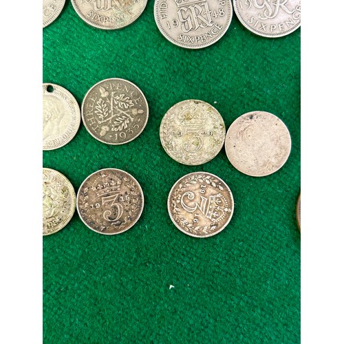 15 - COLLECTION OF BRITISH COINS INCLUDING SILVER THREEPENNY COINS 1915, 1916, 1920, SIXPENCES GEO VI AND... 