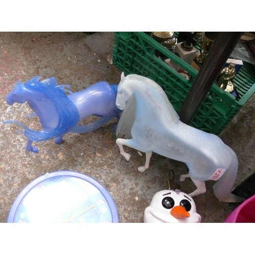135A - DISNEY FROZEN ELSA AND ICE NOKK HORSE TOGETHER WITH FUNKO POP