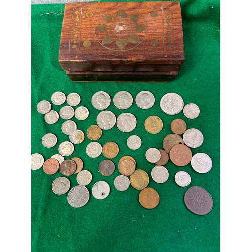 21 - VINTAGE BRASS INLAID BOX WITH CONTENTS OF FOREIGN COINS - QUARTER DOLLARS ETC