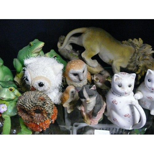 234 - A NICE SELECTION OF DECORATIVE ANIMAL FIGURINES TO INCLUDE FROGS, CATS, OWLS, LION ETC