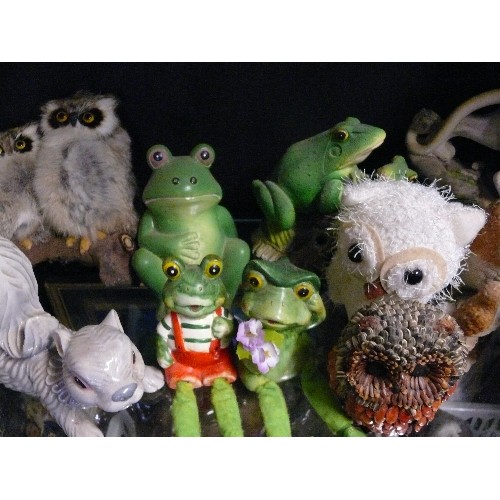 234 - A NICE SELECTION OF DECORATIVE ANIMAL FIGURINES TO INCLUDE FROGS, CATS, OWLS, LION ETC