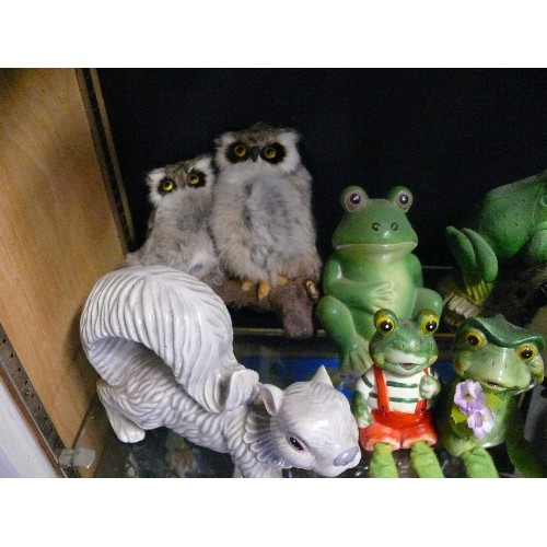 234 - A NICE SELECTION OF DECORATIVE ANIMAL FIGURINES TO INCLUDE FROGS, CATS, OWLS, LION ETC