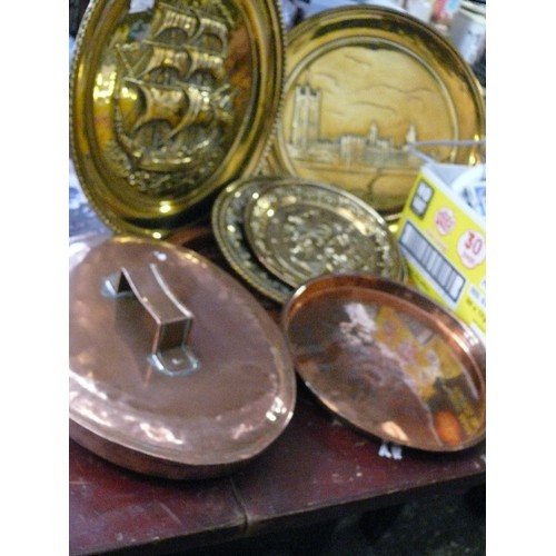 291 - A COLLECTION OF DECORATIVE BRASS AND COPPER PLATES, TRAYS AND CHARGERS