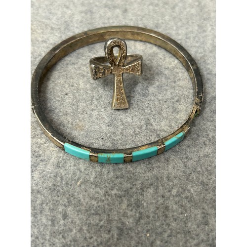 20 - A STERLING SILVER BANGLE SET WITH TURQUOISE (SOME DAMAGE) AND AN ANKH CROSS RING