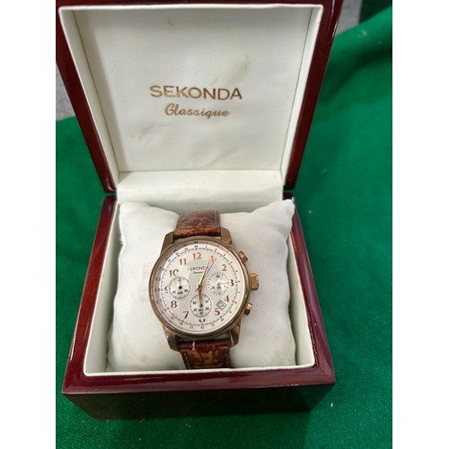 30 - A SEKONDA CLASSIQUE CHRONOGRAPH WRISTWATCH WITH DATE, WATER RESISTANT TO 30M