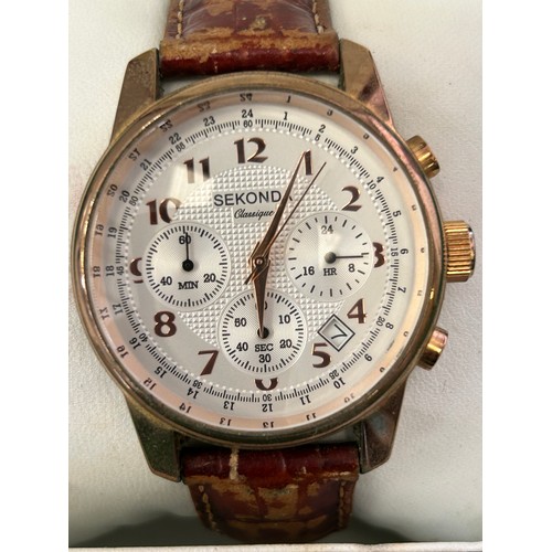 30 - A SEKONDA CLASSIQUE CHRONOGRAPH WRISTWATCH WITH DATE, WATER RESISTANT TO 30M