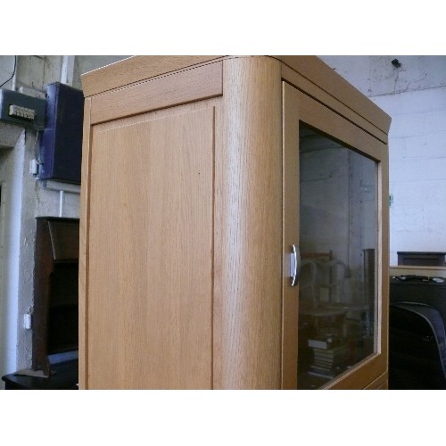 444 - A LARGE SOLID WOOD LIGHT OAK 3 DOOR DISPLAY CABINET