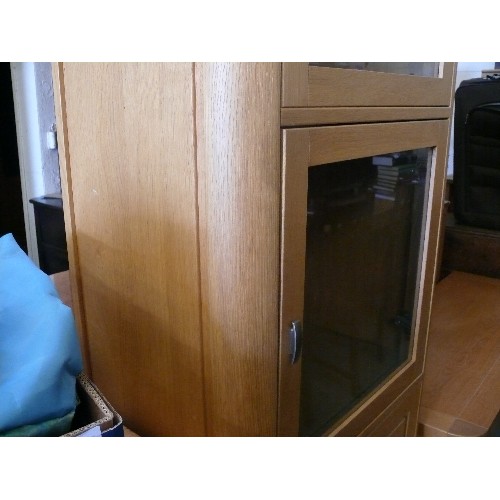 444 - A LARGE SOLID WOOD LIGHT OAK 3 DOOR DISPLAY CABINET